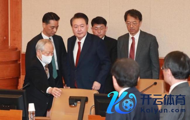 尹锡悦出庭前在狱中作念头发 庭审细节引关怀