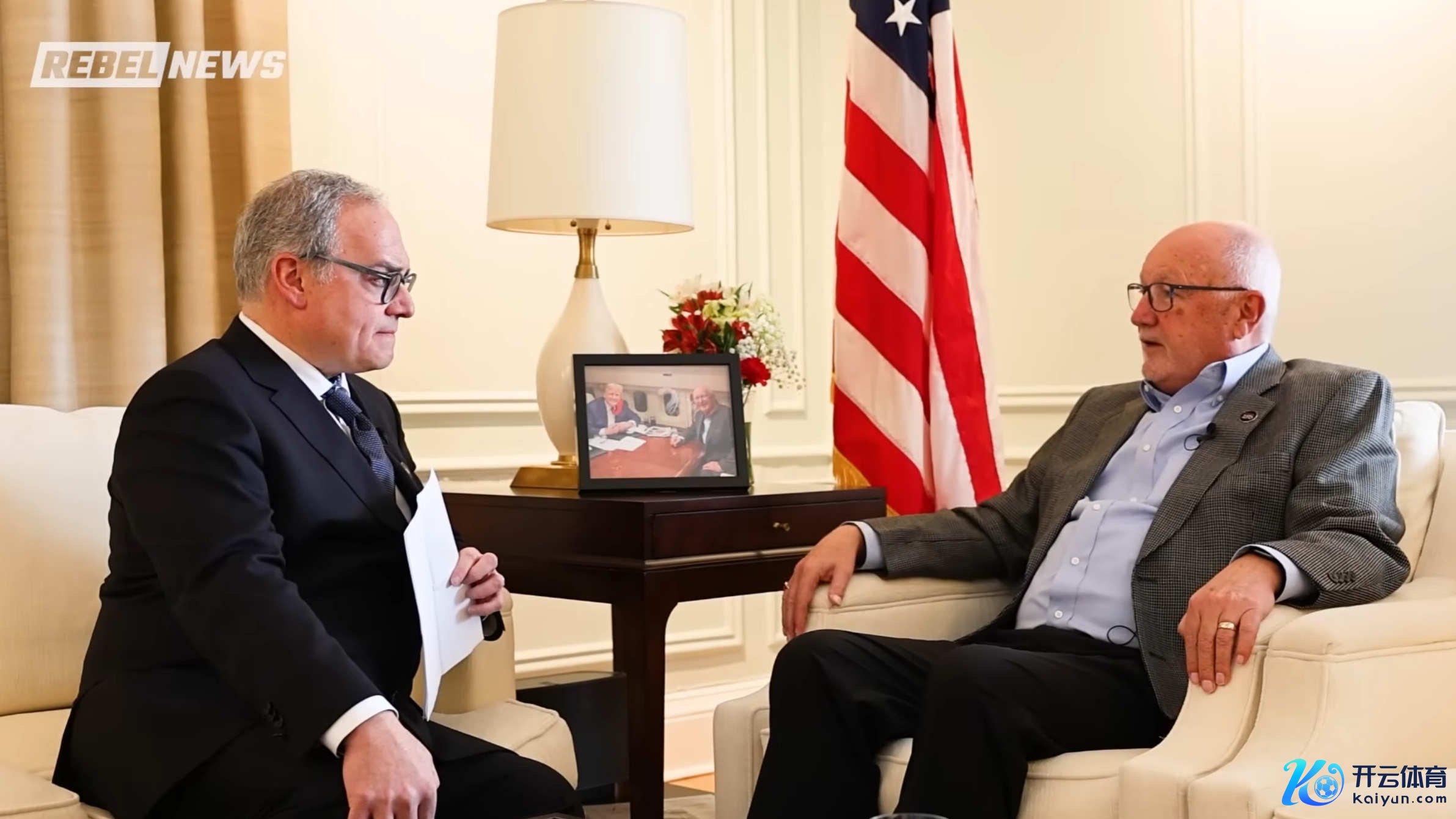 好意思国驻加拿大大使皮特·胡克斯特拉(右) 视频截图